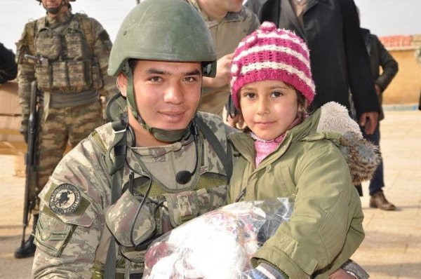 Mehmetçik Cerabluslu çocukların yüzünü güldürdü! - Resim: 3