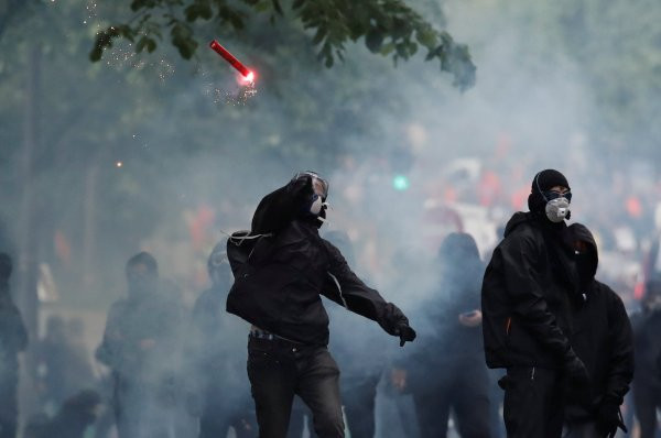 Fransa sokakları karıştı: 1 Mayıs'ta büyük olaylar! - Resim: 4