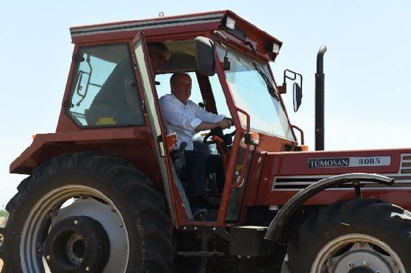 Muharrem İnce, traktör sürüp saman balyaladı! - Resim: 1