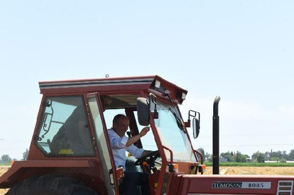 Muharrem İnce, traktör sürüp saman balyaladı! - Resim: 2