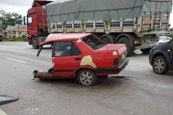 İkiye bölünün otomobilin içinden burnu bile kanamadan çıktı - Resim: 4