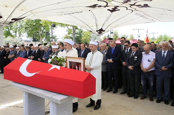 Erdoğan tabutu böyle omuzladı! Cenazede dikkat çeken detay - Resim: 3