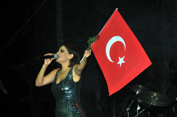 Göksel'den hayranlarına ilginç soru! - Resim: 1