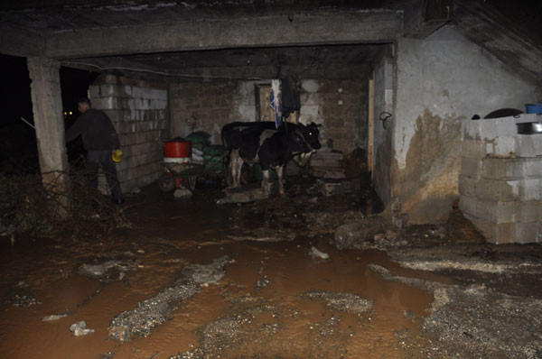 Patlayan su bendi can aldı - Resim: 2