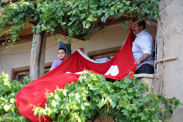 Konya şehidini bağrına bastı - Resim: 3