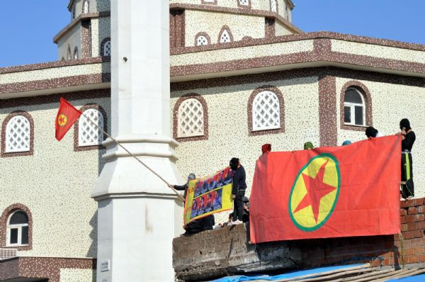 PKK'lı cenazesinde ortalık savaş alanı! - Resim: 4