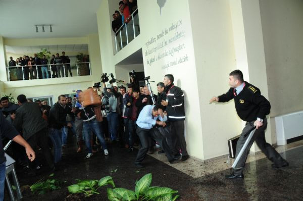 Öfkeli esnaf Büyükşehir'i bastı - Resim: 1