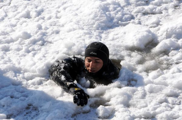 Buz tutmuş derede inanılmaz kurtarma manzaraları! - Resim: 2