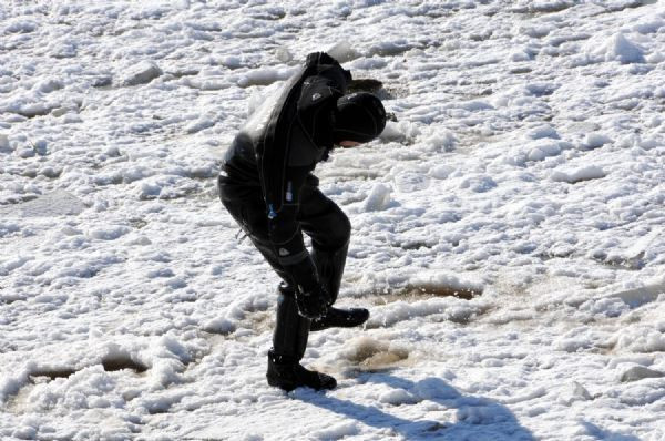 Buz tutmuş derede inanılmaz kurtarma manzaraları! - Resim: 3