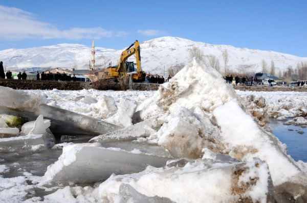 Buz tutmuş derede inanılmaz kurtarma manzaraları! - Resim: 4
