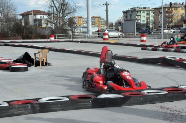 Go-kart pistinde başı koptu! - Resim: 2