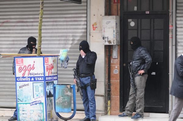 Polis bu mahalleyi ablukaya aldı - Resim: 3