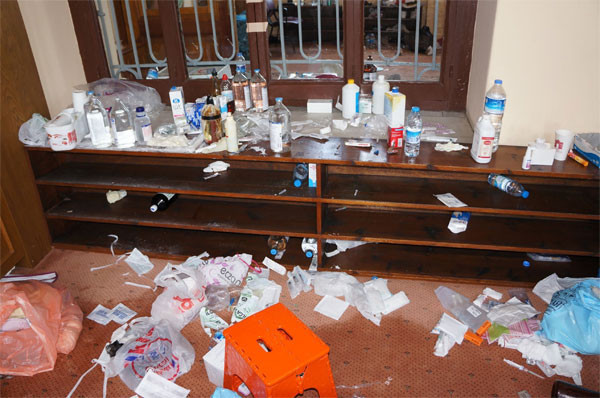 Eylemciler camide içki ve sigara içti - Resim: 1