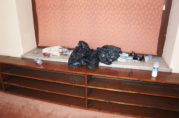 Eylemciler camide içki ve sigara içti - Resim: 4