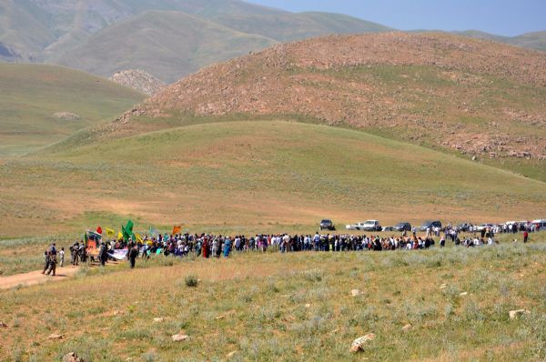PKK'lı cenazesinde silahlı PKK'lılar - Resim: 1