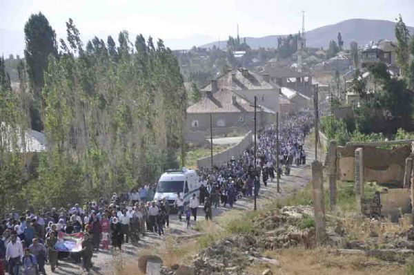 Yüksekova'da olaylı cenaze - Resim: 1