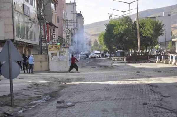 Yüksekova'da olaylı cenaze - Resim: 2