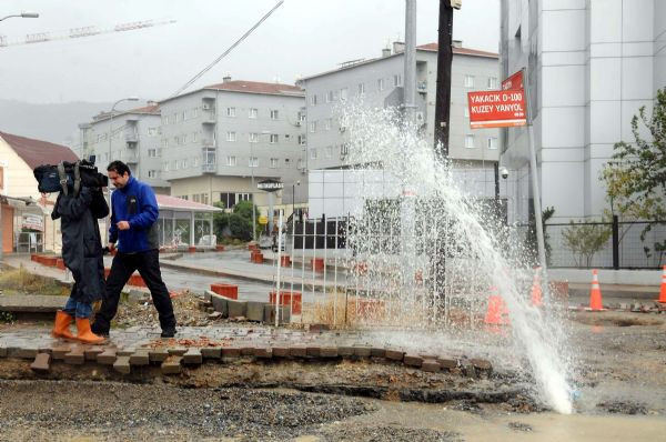 Yağmur E-5'te trafiği felç etti - Resim: 1