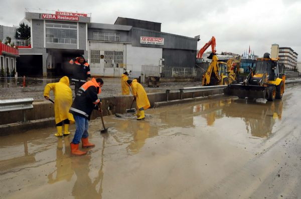 Yağmur E-5'te trafiği felç etti - Resim: 2