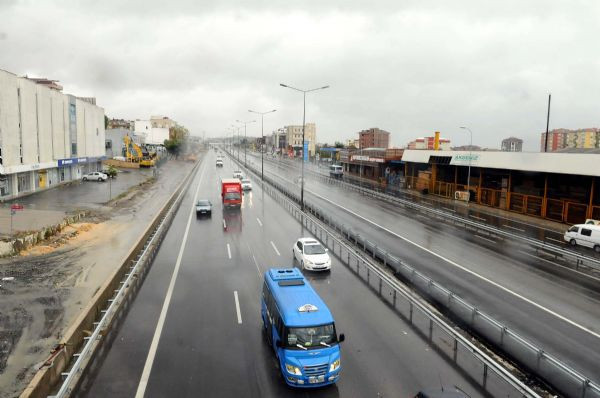 Yağmur E-5'te trafiği felç etti - Resim: 3