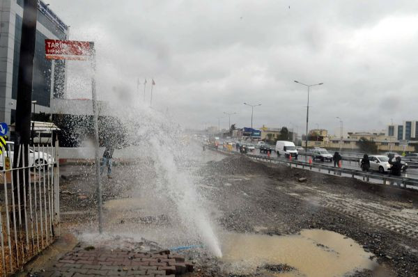 Yağmur E-5'te trafiği felç etti - Resim: 4