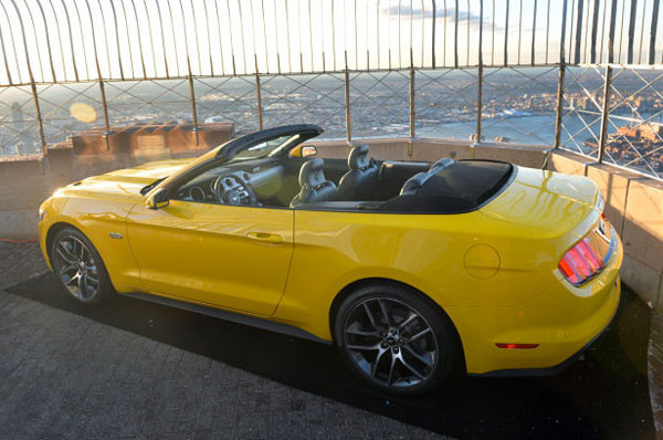 Yeni Mustang Convertible bakın nerede tanıtıldı - Resim: 4