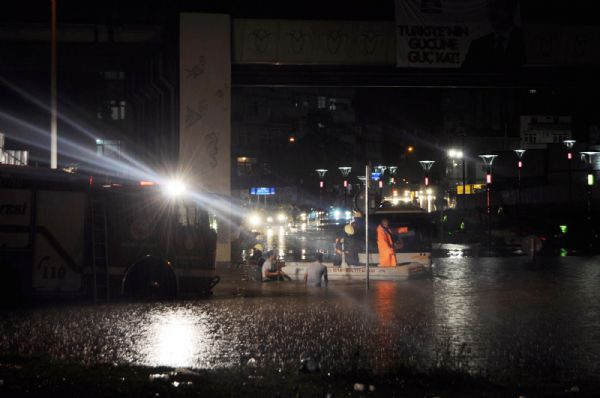 Yağmur suyunun içinde kanlı kavga! - Resim: 3