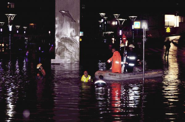 Yağmur suyunun içinde kanlı kavga! - Resim: 4