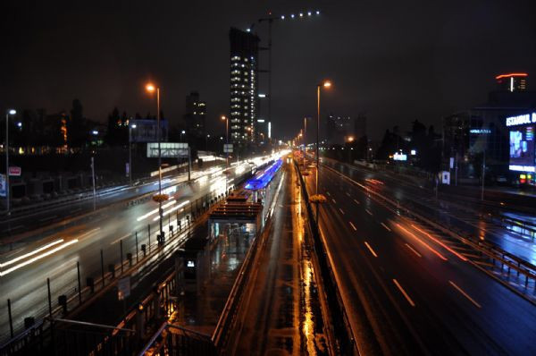 Rüzgarla birlikte etkili olan yağmur zor anlar yaşattı - Resim: 2