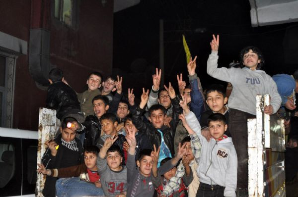 Kobani zaferi Kürtleri sokağa döktü! - Resim: 1