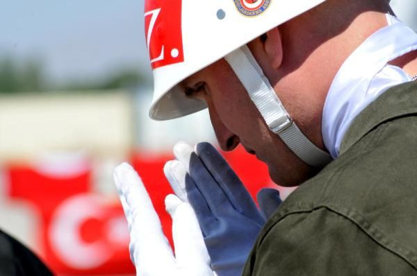 Şehitleri uğurlama töreninde en anlamlı kare  - Resim: 1