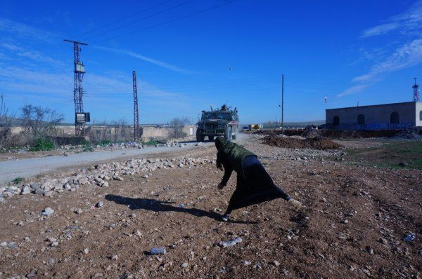 Kobani'de Türk askerine taşlı saldırı elleriniz kırılsın - Resim: 2