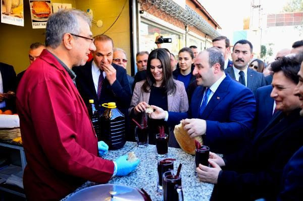 Bakan Mustafa Varank esnafı ziyaret edip şalgam suyu içti - Resim: 0
