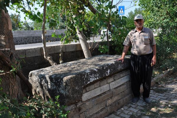 Camideki musalla taşı Roma dönemine ait lahit çıktı! Gözü gibi koruyor - Resim: 1