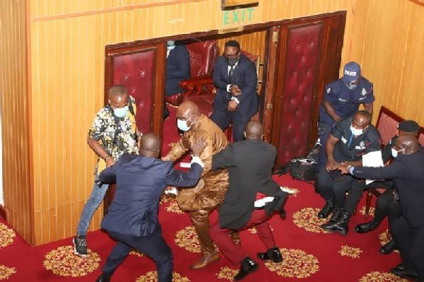 O ülkede meclis karıştı! Ordu müdahale etti - Resim: 0