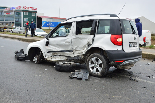 Sakarya'da feci kaza! 2 lüks araç birbirine girdi: Yaralılar var - Resim: 0