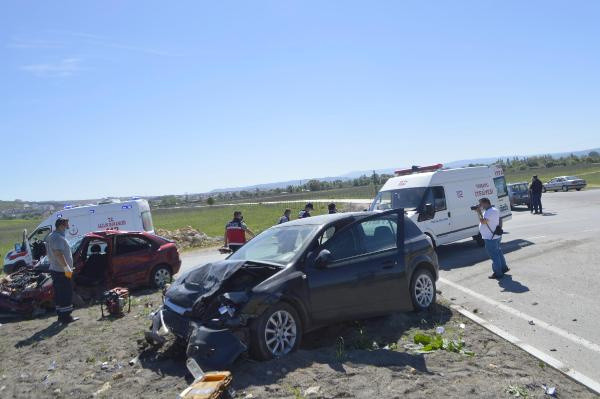 Kütahya'da feci kaza! 2 araç kafa kafaya çarpıştı ölü var - Resim: 0