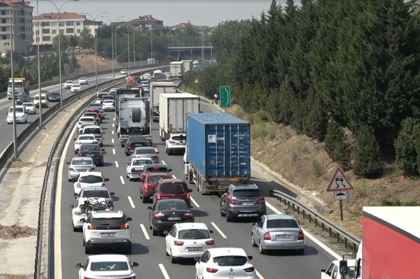 Kocaeli'de feci kaza! Kaza yapıp ters yöne döndü: Trafik kilitlendi - Resim: 0