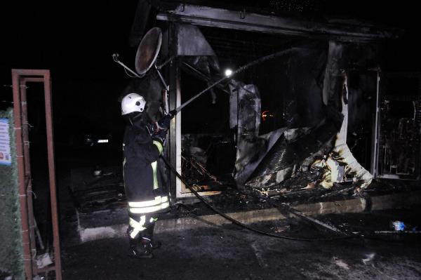 Kayseri'de işten çıkarılan kepçe operatörü iş makinesi ve iş yerinin güvenlik kulübesini yaktı - Resim: 0