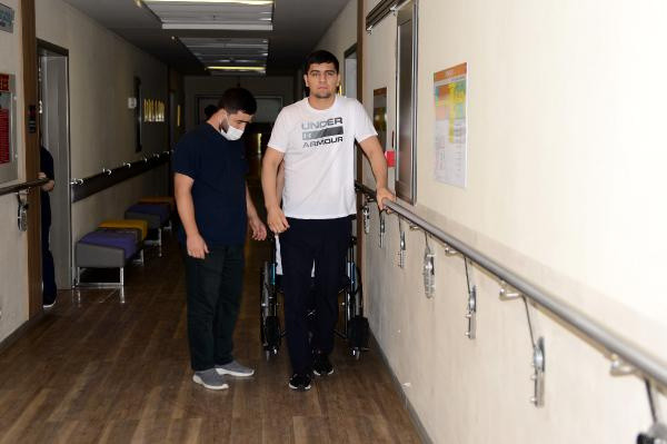 Tacikistan'dan gelen sporcu şifayı Bursa'da buldu! Yatalak geldi yürüyerek gitti - Resim: 0