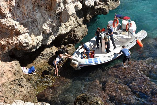 Antalya'da falezlerden atladıktan sonra yardım istedi, bir saatlik çalışmayla kurtarıldı - Resim: 0