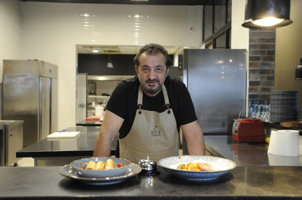 'Zarar göreceğiz' deyip TV8 Masterchef Mehmet Yalçınkaya'yı isyan etti: Bir harf koyarak... - Resim: 0