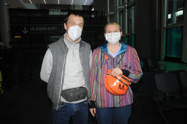 İstanbul Havalimanı'nda Ruslar ve Ukraynalıların tedirgin bekleyişi: Açız, su içmek istiyoruz - Resim: 0