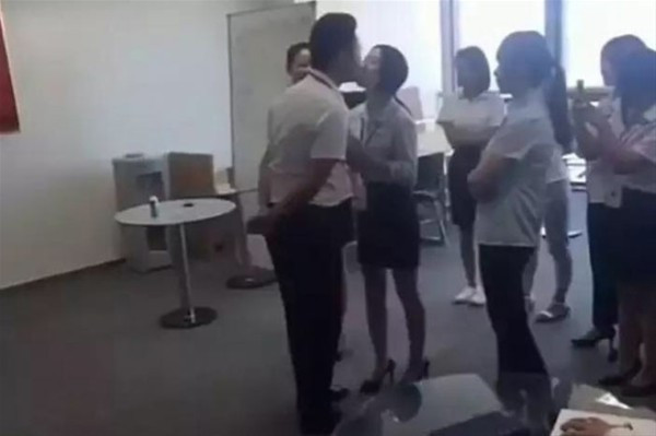 Patronu öpmeden işe başlamak yok! - Resim: 1