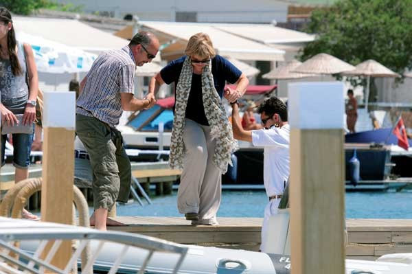 Tansu Çiller mağazadaki indirimi görünce... - Resim: 3