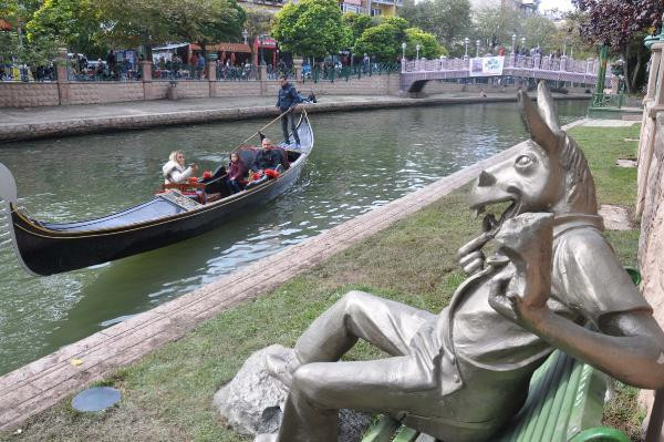 Gizemli heykelin sırrı çözüldü! Başkan'dan imalı gönderme - Resim: 1
