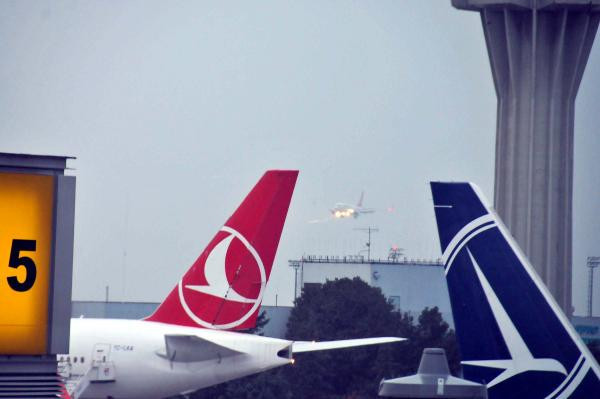 İstanbul'da elektrik yüklü bulut alarmı: Uçaklar inemedi! - Resim: 3