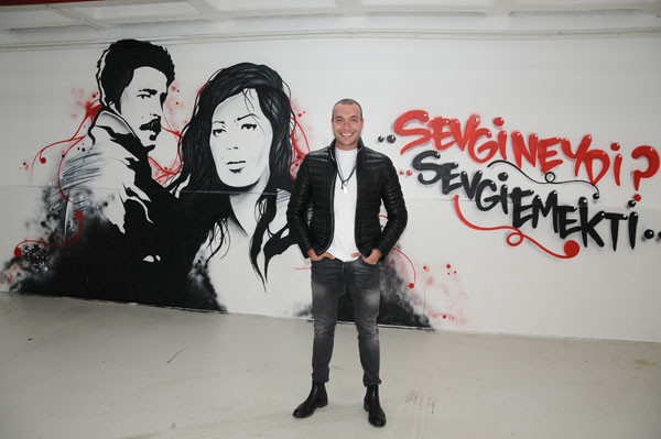 Dizisi reyting rekoru kırıyor! Ünlü oyuncu oto yıkamacı oldu - Resim: 1