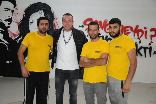 Dizisi reyting rekoru kırıyor! Ünlü oyuncu oto yıkamacı oldu - Resim: 2