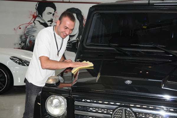 Dizisi reyting rekoru kırıyor! Ünlü oyuncu oto yıkamacı oldu - Resim: 3